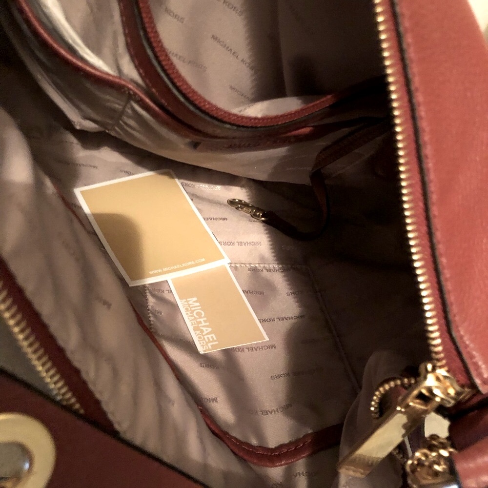 Michael Kors pebbled leather hobo shoulder bag. - Picture 5 of 6